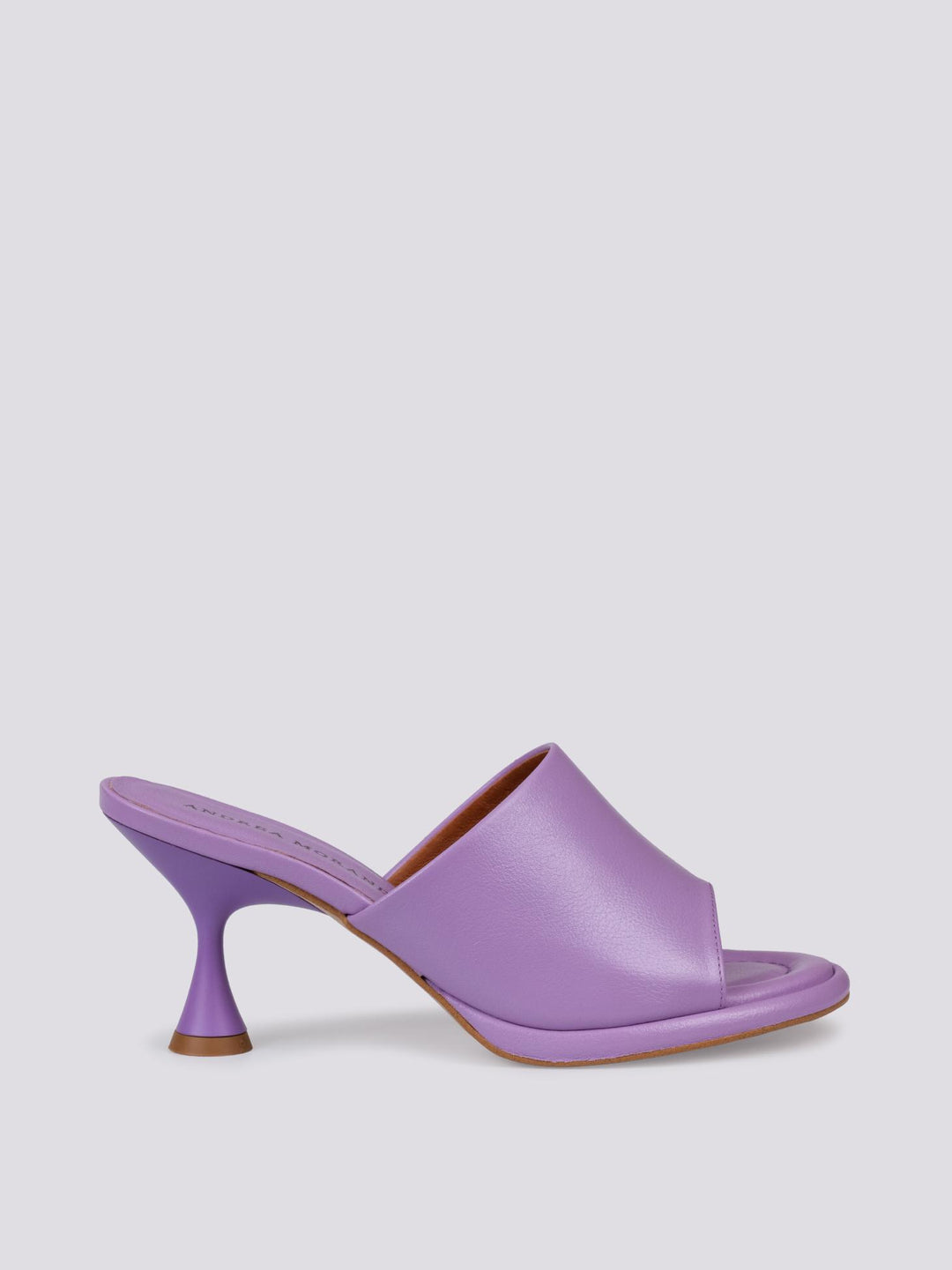 Sabot in pelle lilla con tacco a rocchetto e maxi fascia