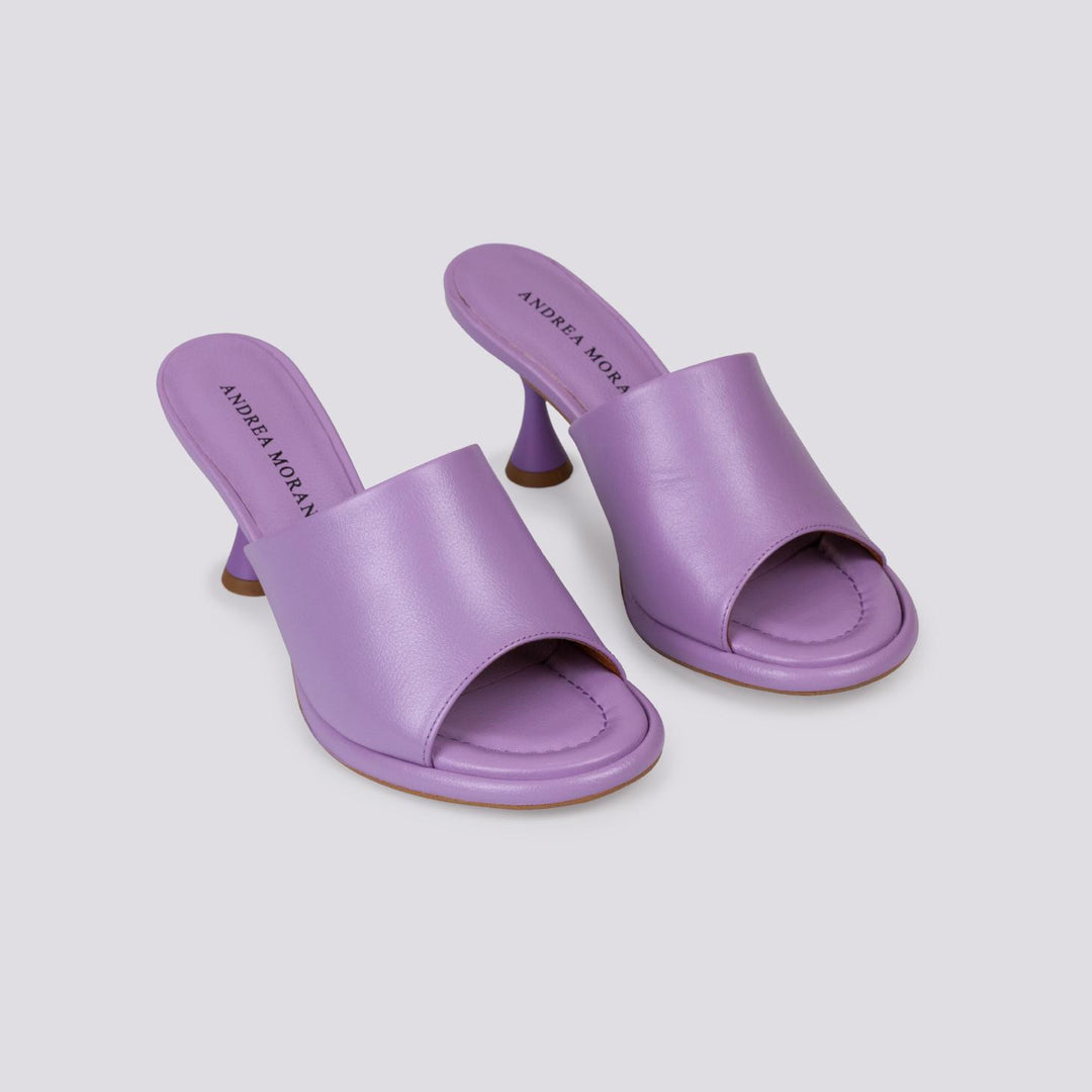 Sabot in pelle lilla con tacco a rocchetto e maxi fascia