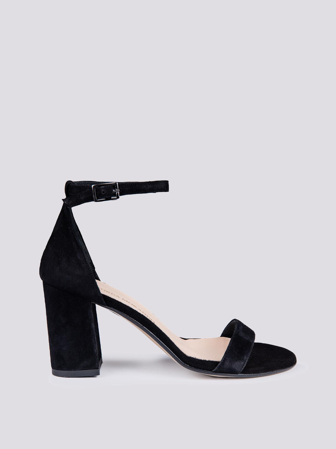 Sandalo con tacco spesso in camoscio nero