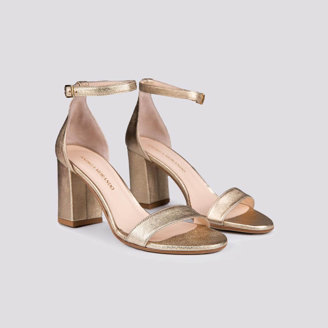 Sandalo con tacco spesso in pelle laminata oro