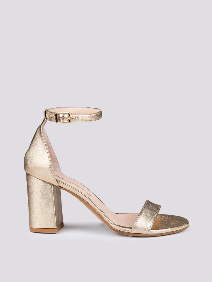 Sandalo con tacco spesso in pelle laminata oro