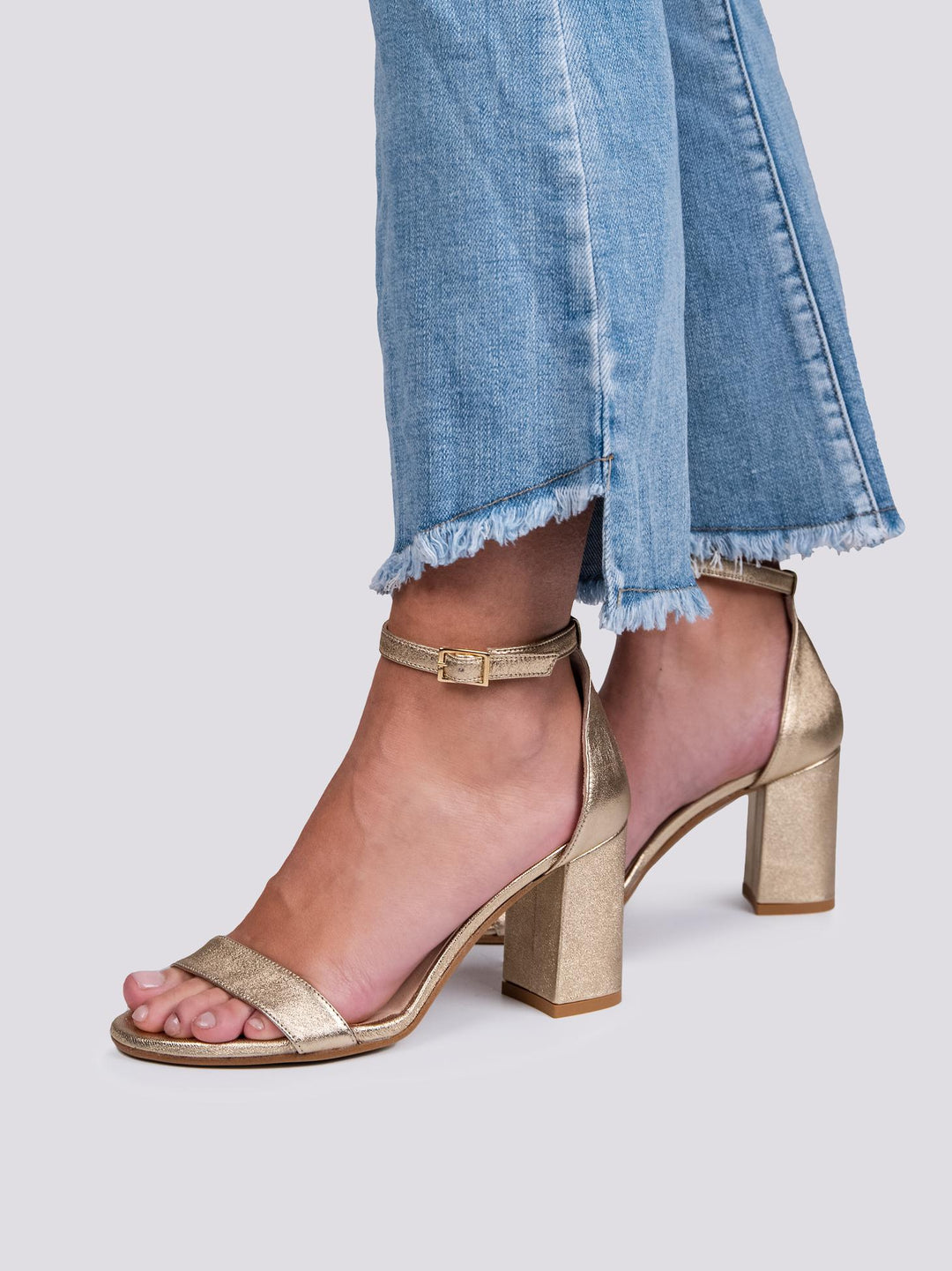 Sandalo con tacco spesso in pelle laminata oro