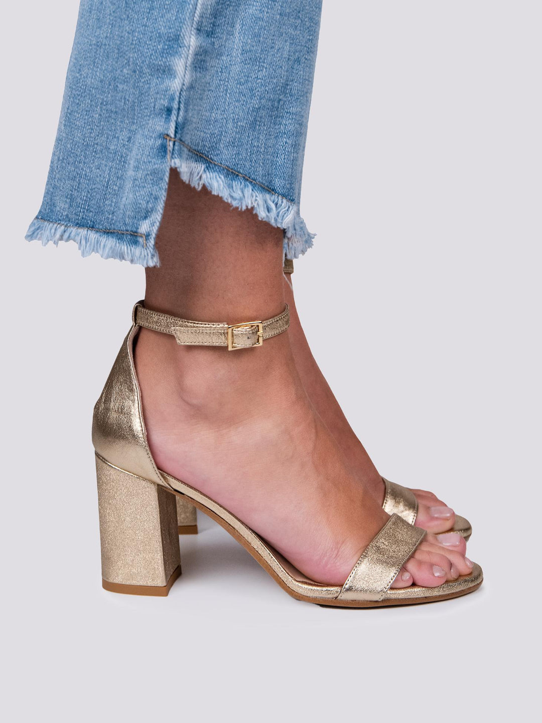 Sandalo con tacco spesso in pelle laminata oro
