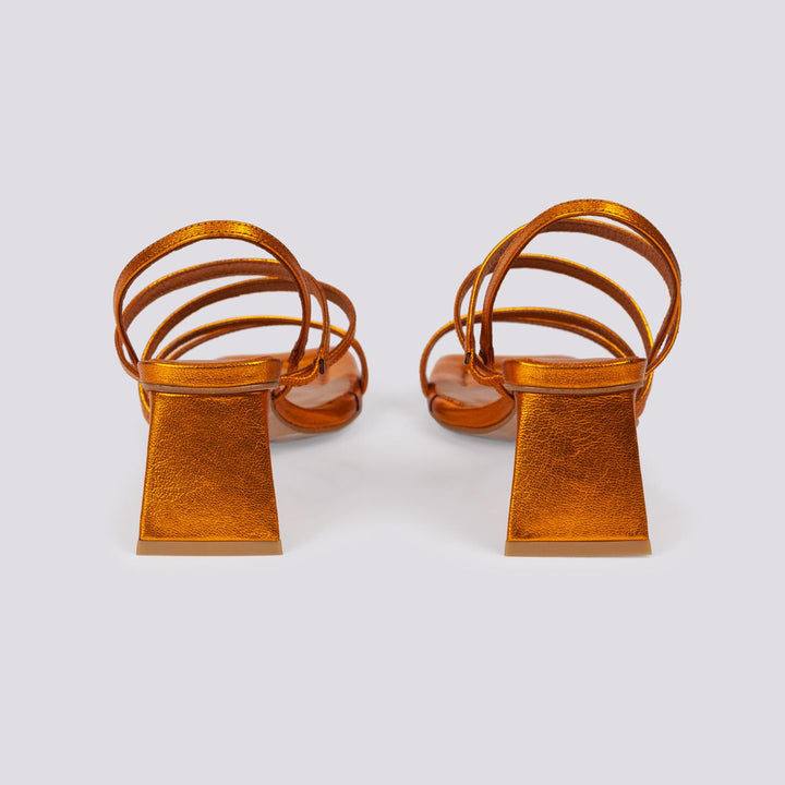 Sandalo in pelle laminata arancio con tacco optical e listini