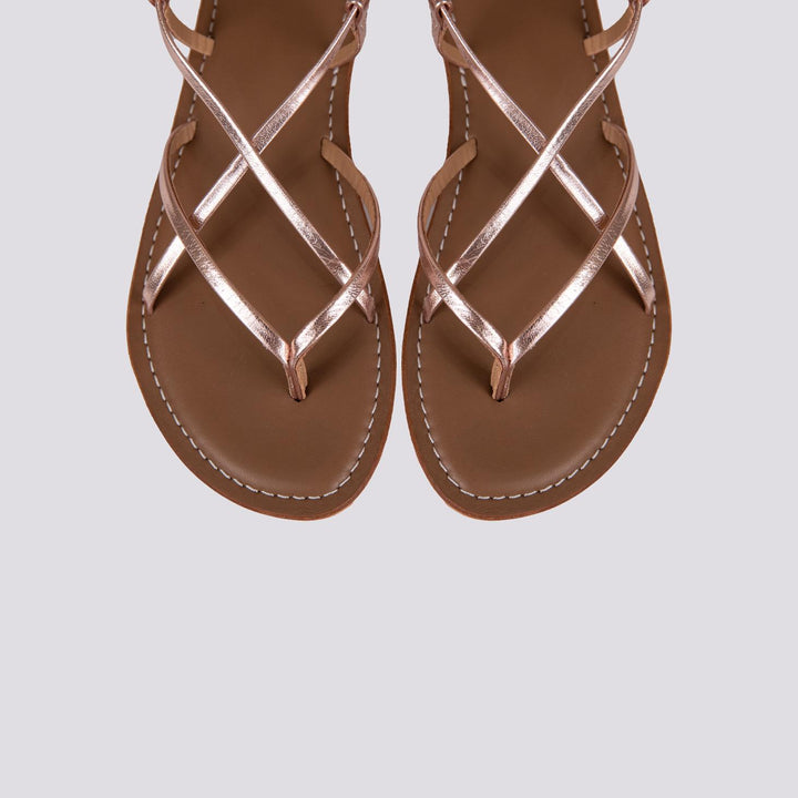 Sandalo in pelle laminata rosa con lacci modello schiava