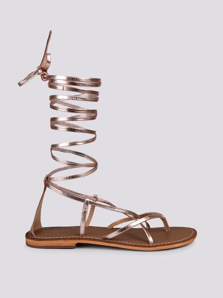 Sandalo in pelle laminata rosa con lacci modello schiava