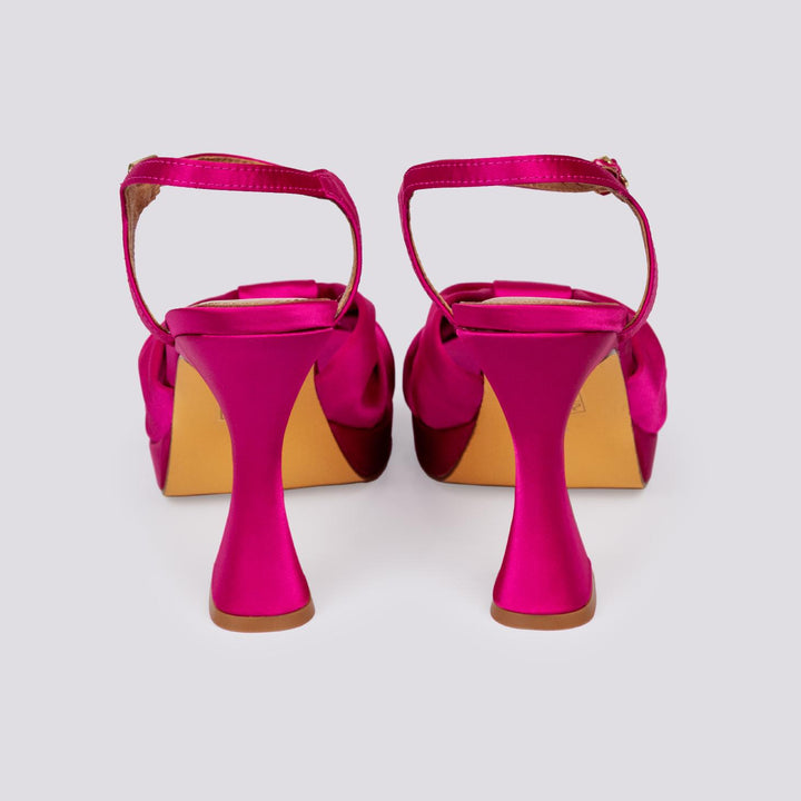 Sandalo in raso fucsia con tacco alto e plateau