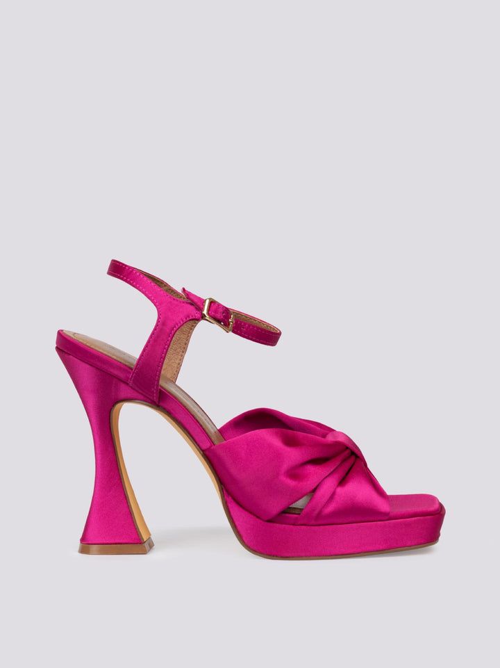 Sandalo in raso fucsia con tacco alto e plateau