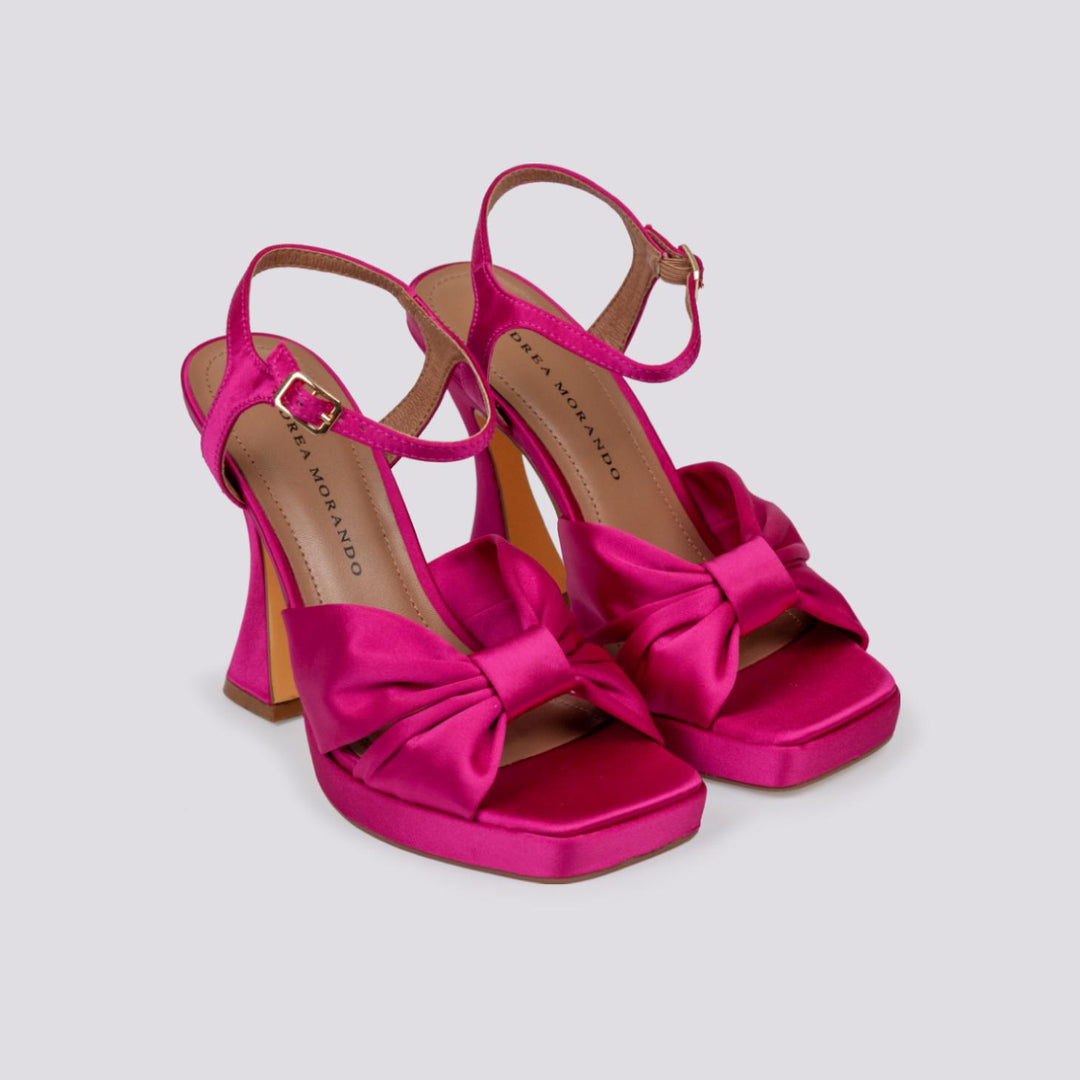 Sandalo in raso fucsia con tacco alto e plateau