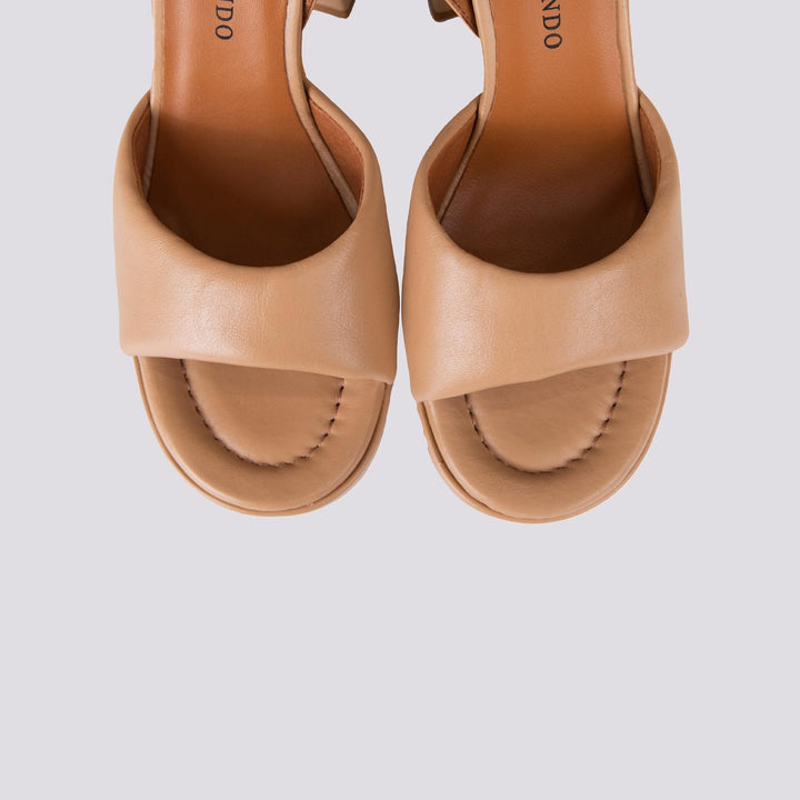 Sandalo platform in pelle beige con tacco spesso