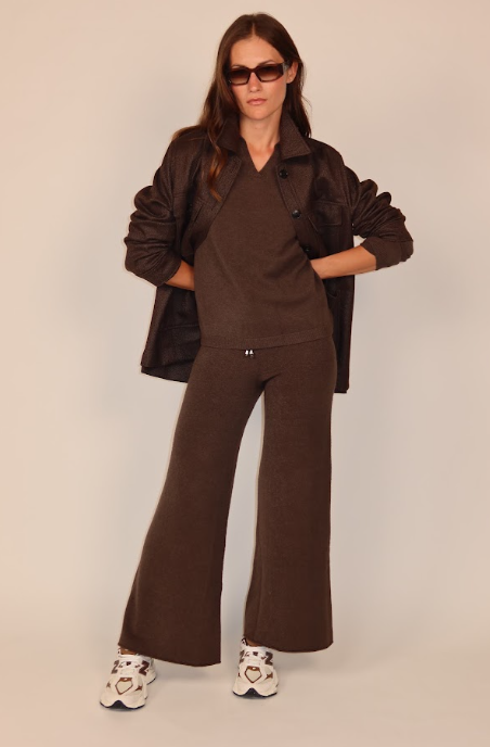 Completo donna: top incrociato a V, pantaloni a gamba larga e giacca scura