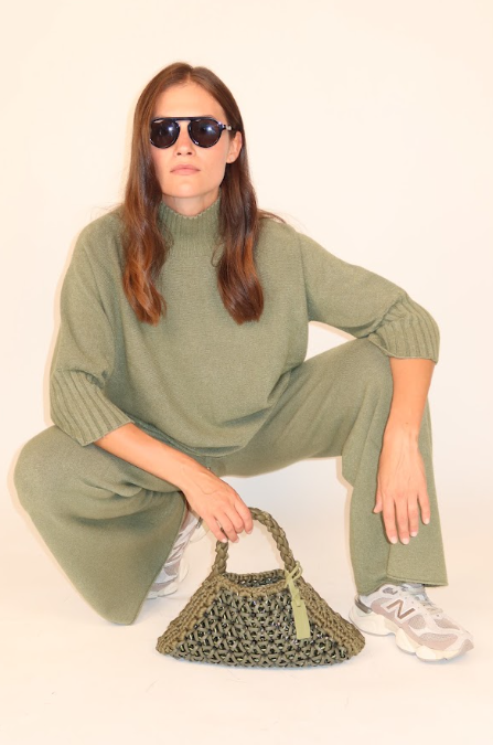 Completo donna in maglia verde: maglione con collo alto e pantaloni ampi