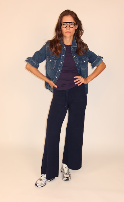 Completo donna in denim: giacca con bottoni e pantaloni a zampa scuri