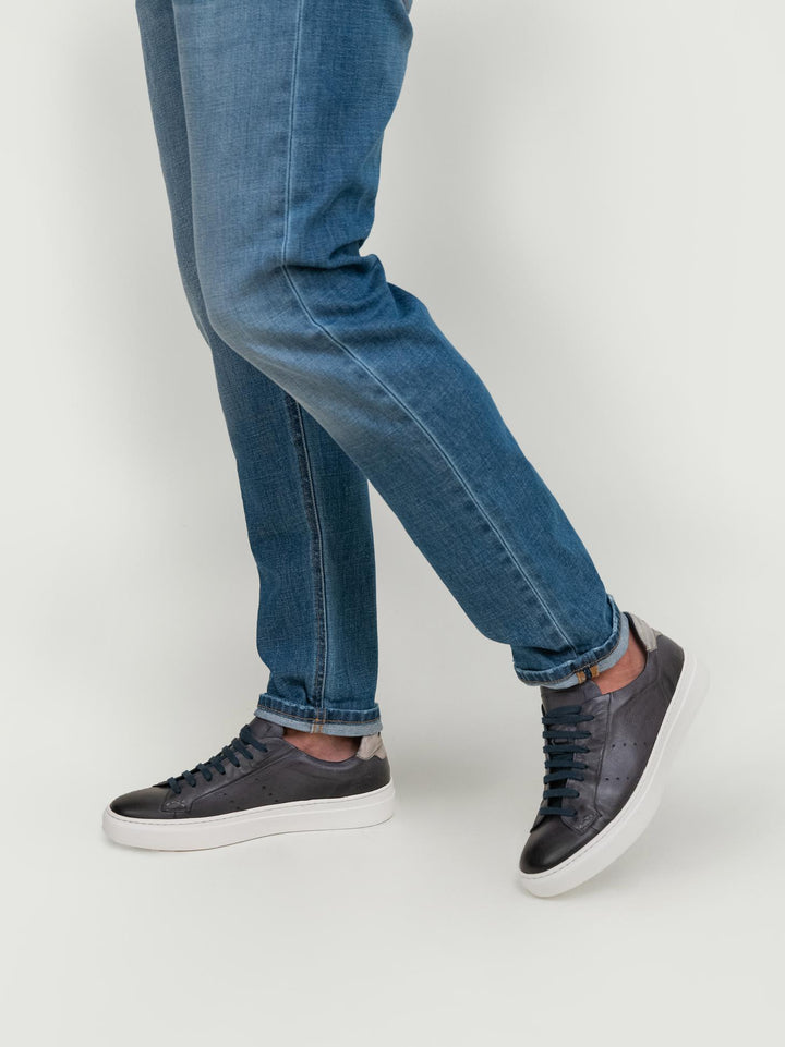 Sneaker con fondo cassetta in pelle blu