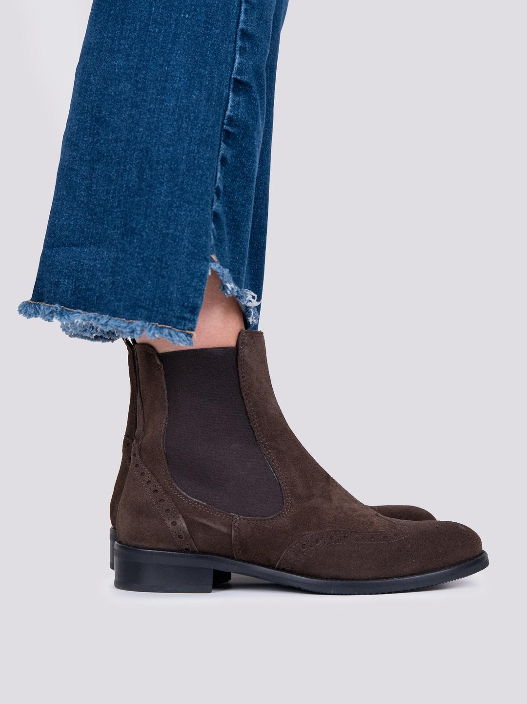 Stivaletto beatles coda di rondine in camoscio marrone