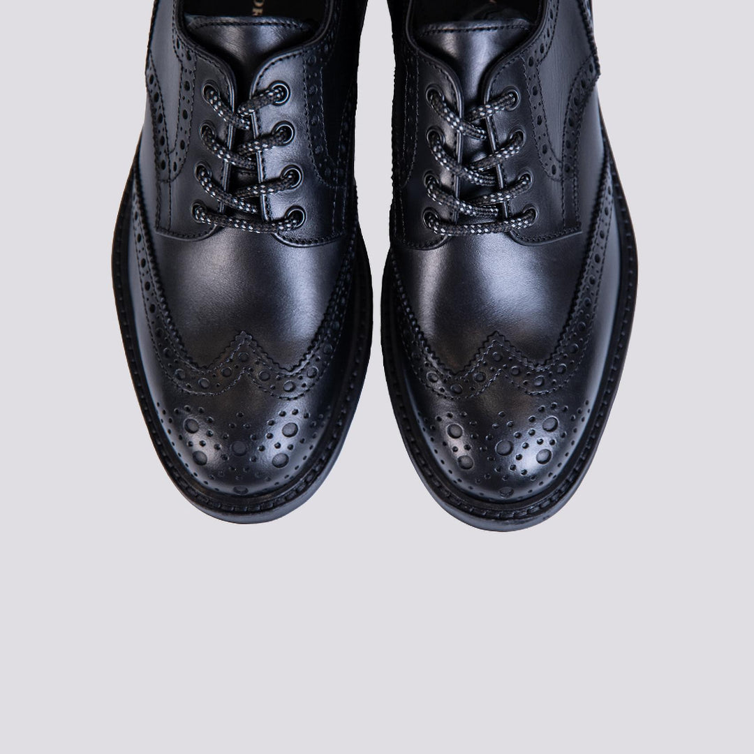 Stringata con laccio sportivo in pelle nera
