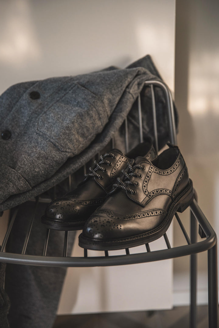 Stringata con laccio sportivo in pelle nera