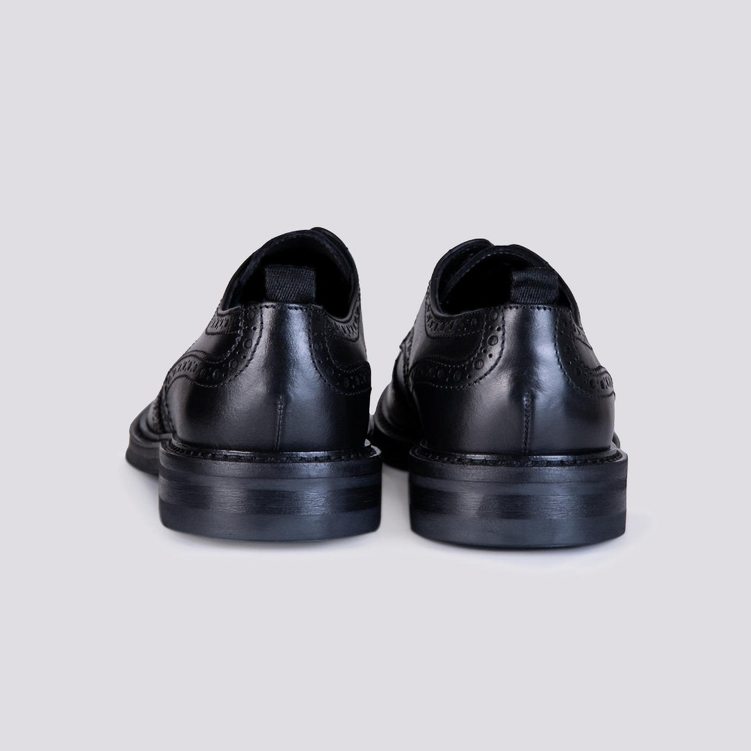 Stringata con laccio sportivo in pelle nera