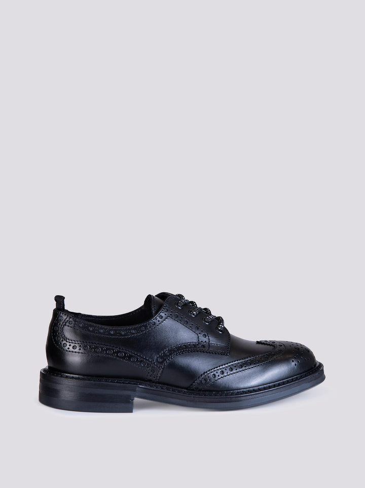 Stringata con laccio sportivo in pelle nera