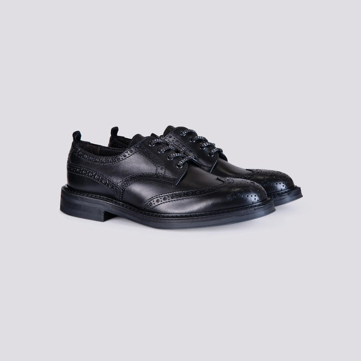 Stringata con laccio sportivo in pelle nera