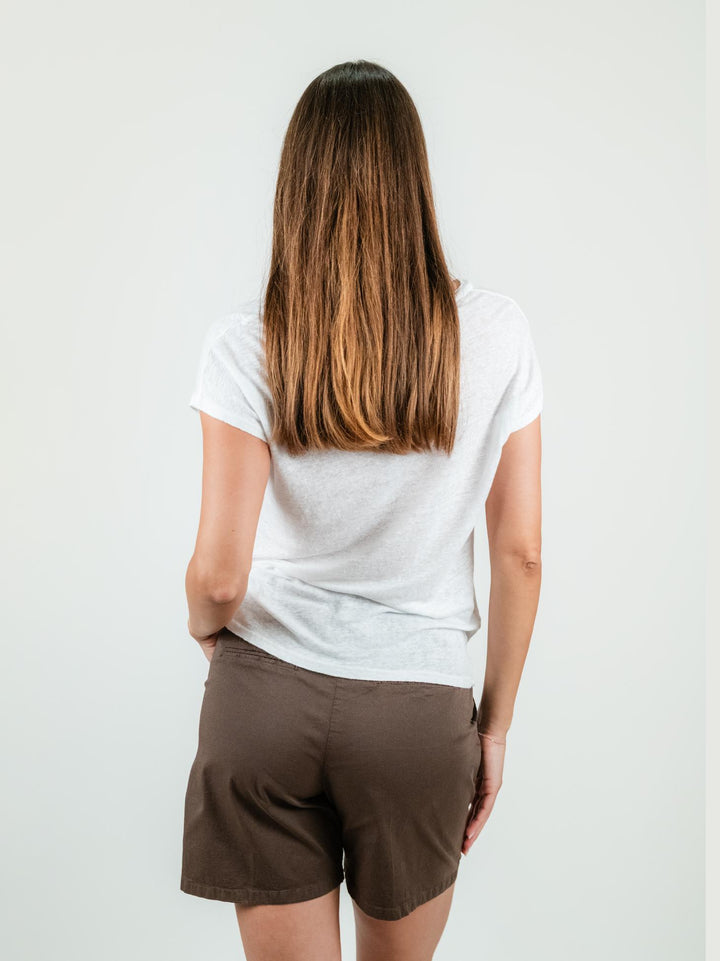 T-SHIRT CON SCOLLO A V IN LINO BIANCA