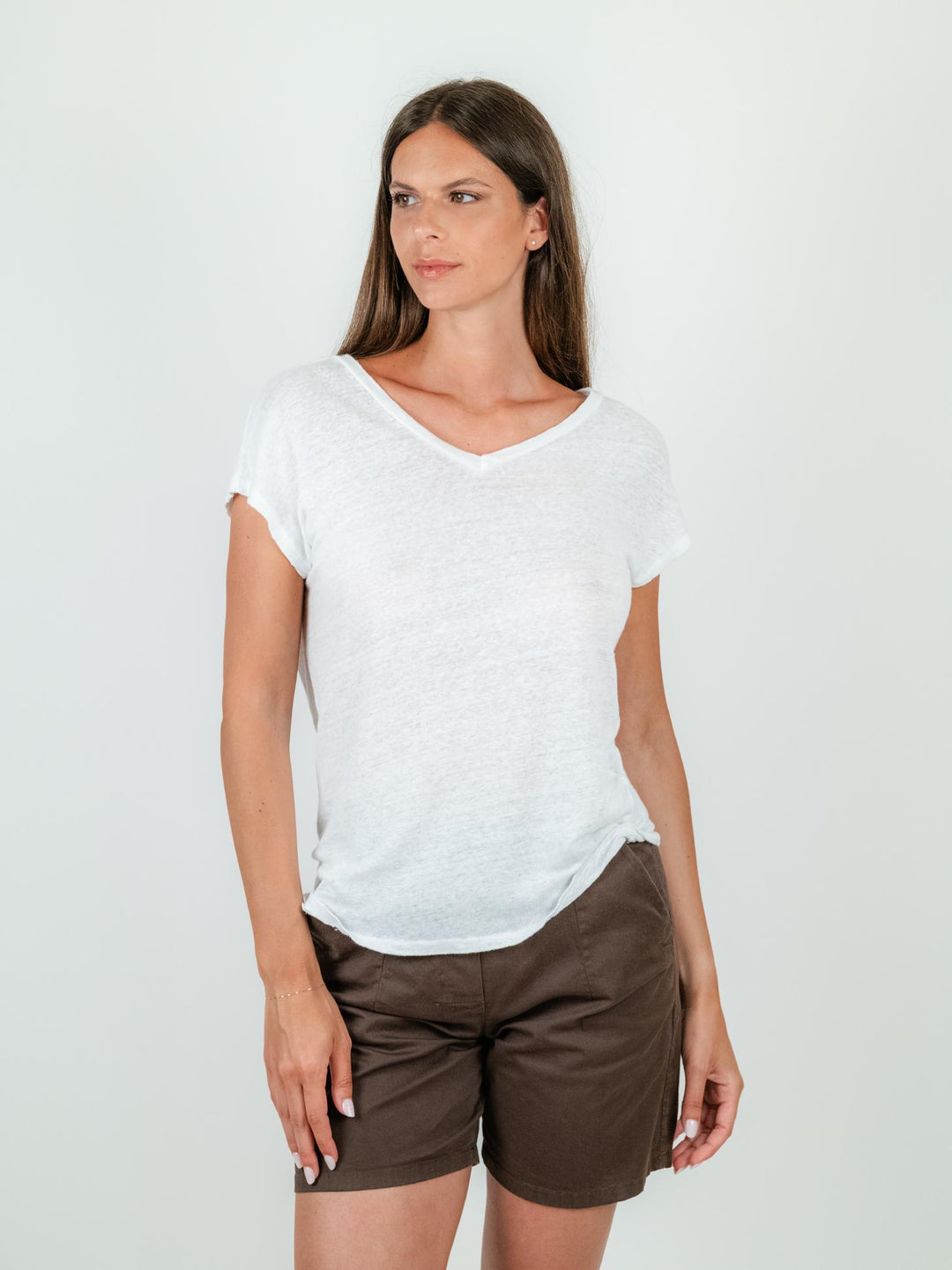T-SHIRT CON SCOLLO A V IN LINO BIANCA