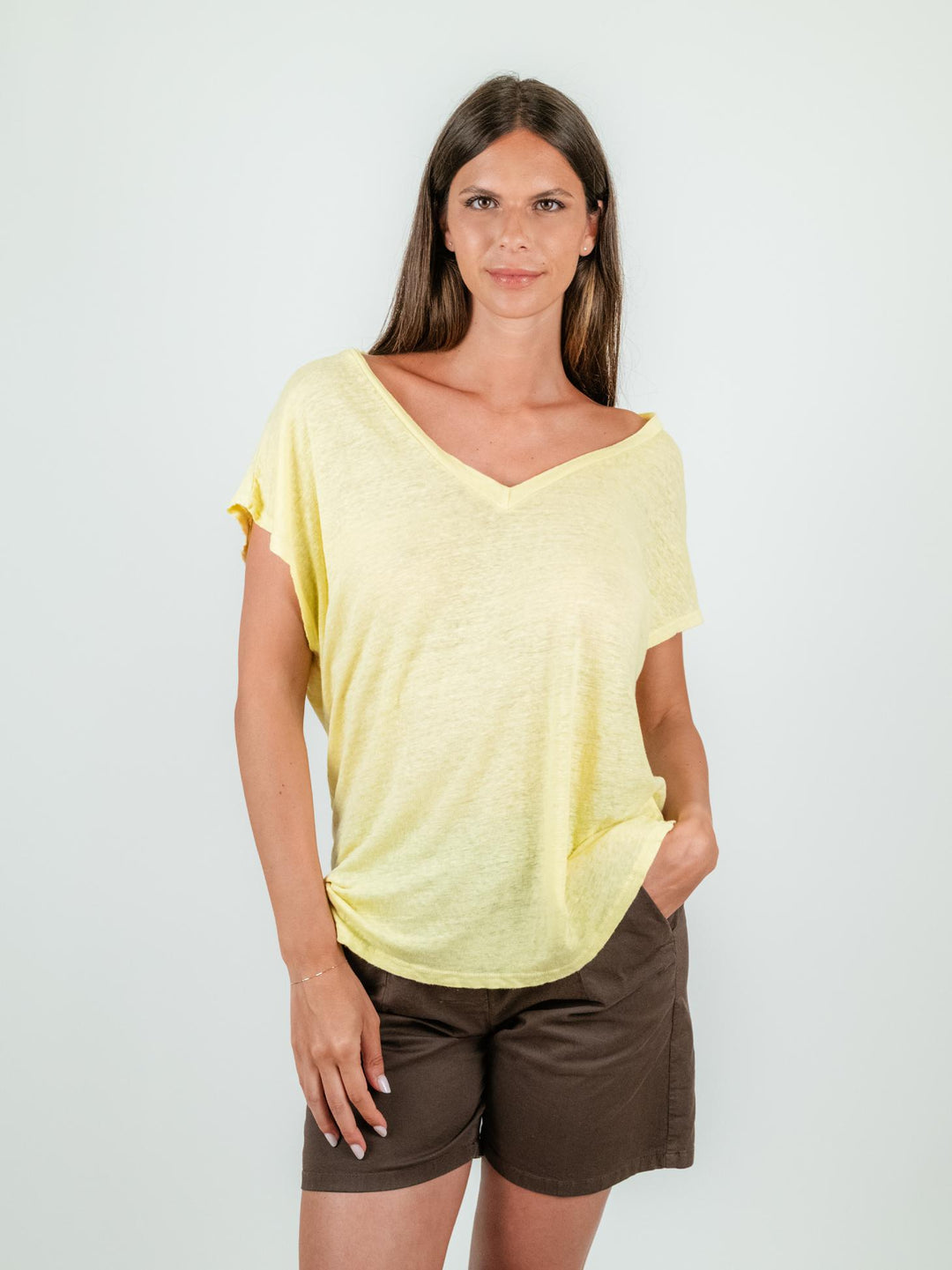 T-SHIRT CON SCOLLO A V IN LINO GIALLO