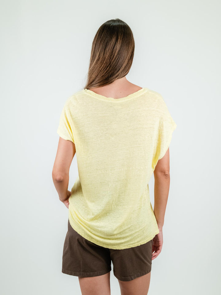 T-SHIRT CON SCOLLO A V IN LINO GIALLO