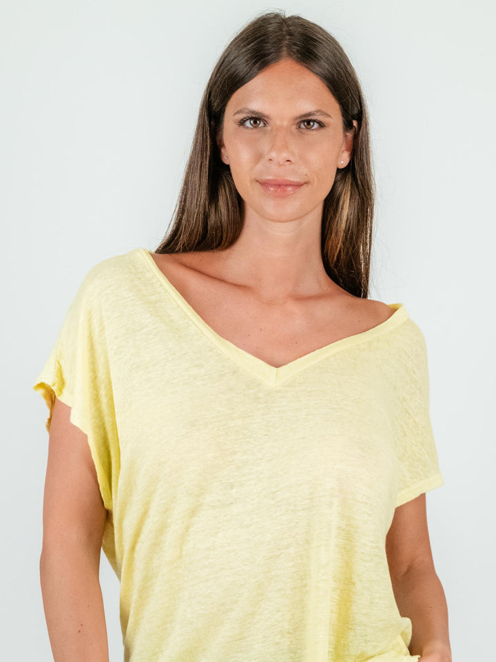 T-SHIRT CON SCOLLO A V IN LINO GIALLO