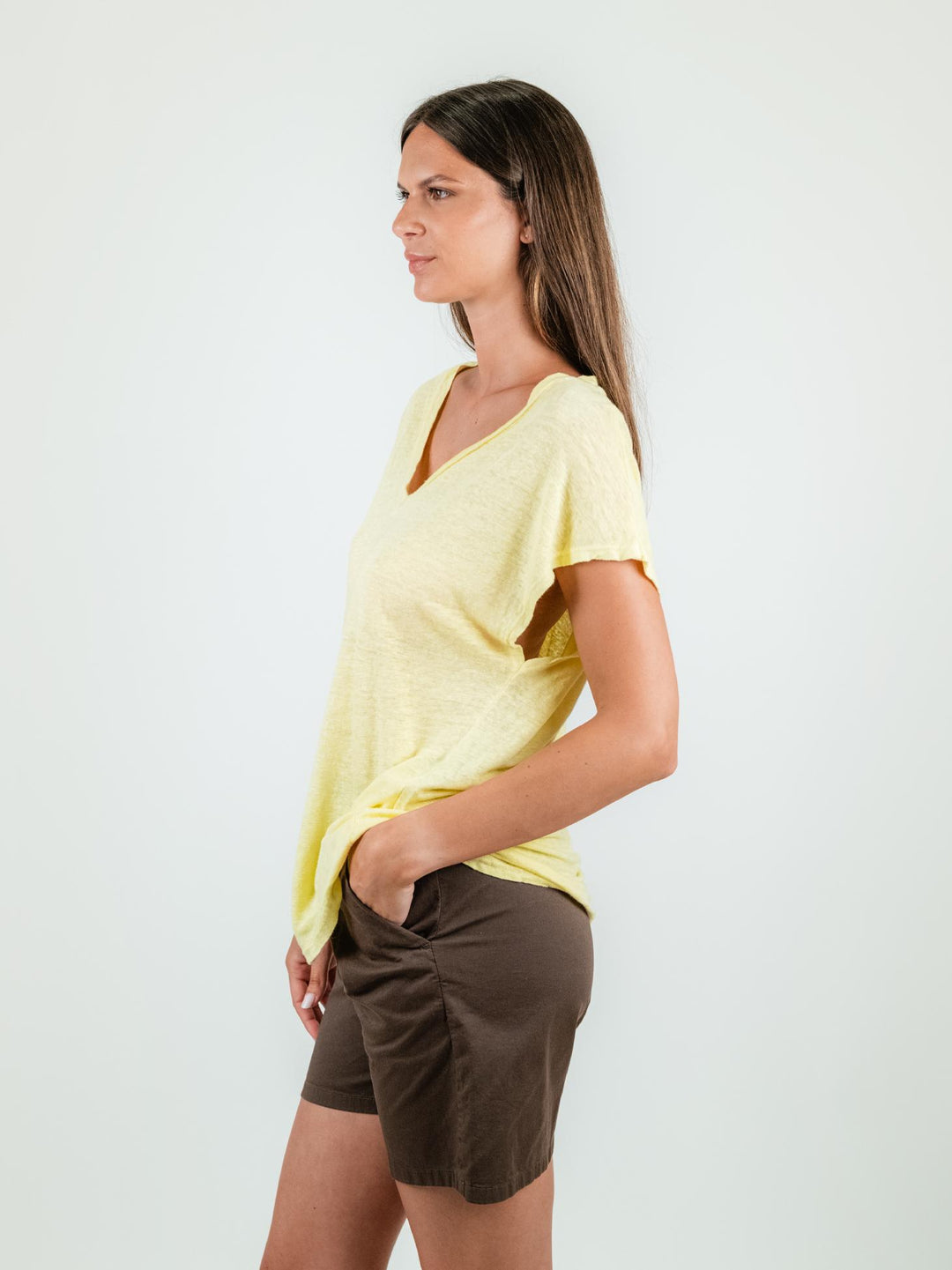 T-SHIRT CON SCOLLO A V IN LINO GIALLO