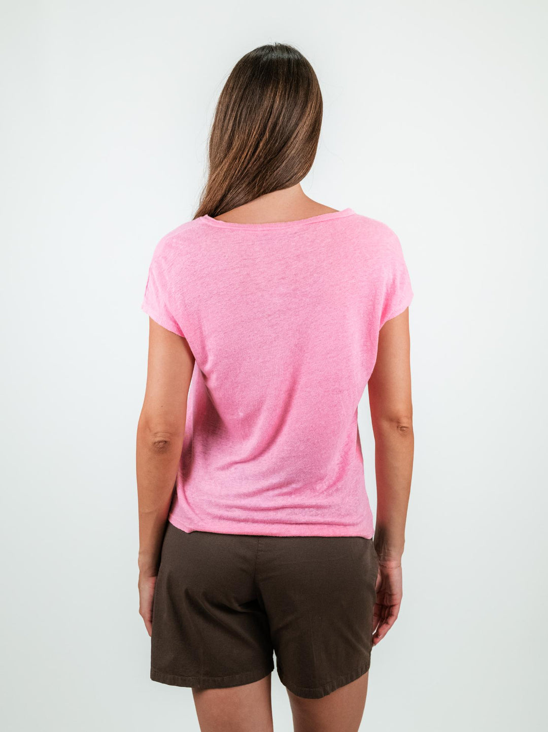 T-SHIRT CON SCOLLO A V IN LINO ROSA