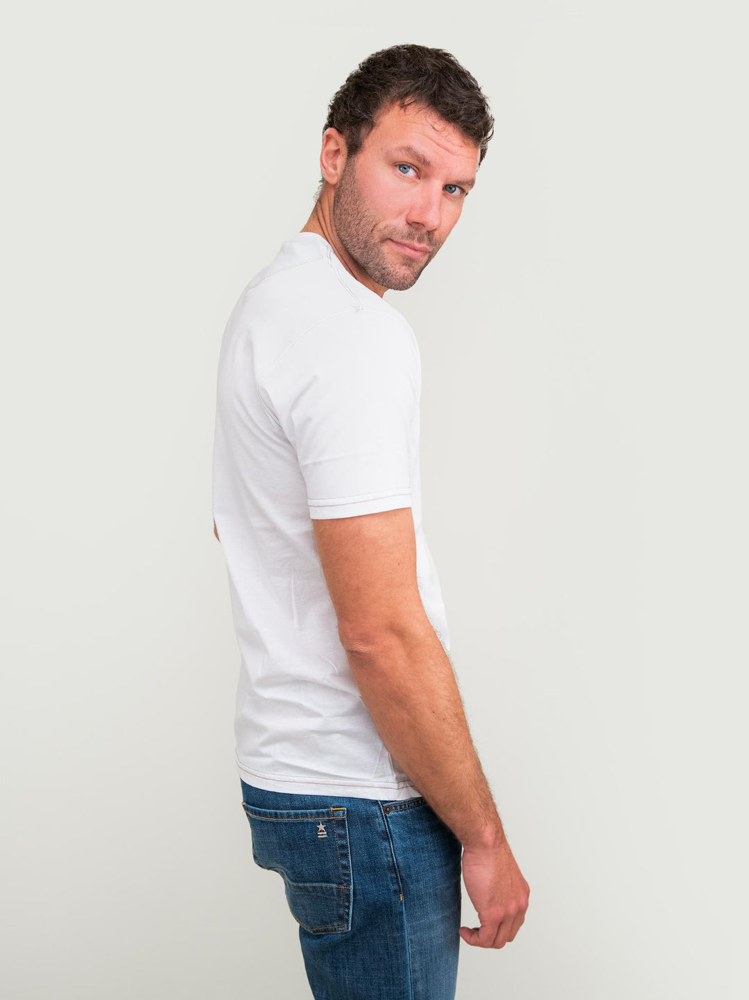 T-SHIRT MISTO COTONE BIANCA CON DETTAGLIO CUCITURA GRIGIA E ROSSA.