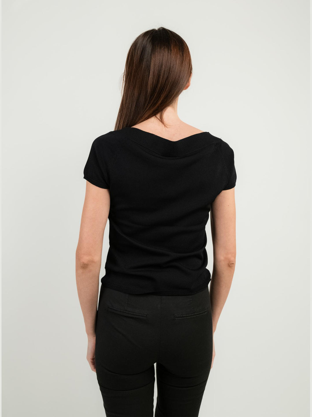 T-SHIRT NERA CON SCOLLO A BARCA