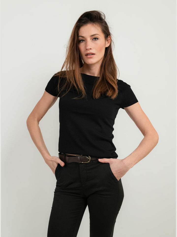 T-SHIRT NERA CON SCOLLO A BARCA