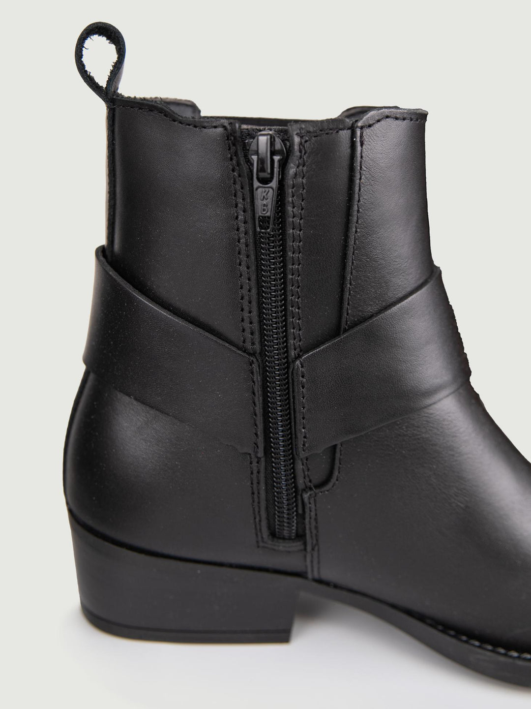 TEXANO IN PELLE NERA CON MORSETTO