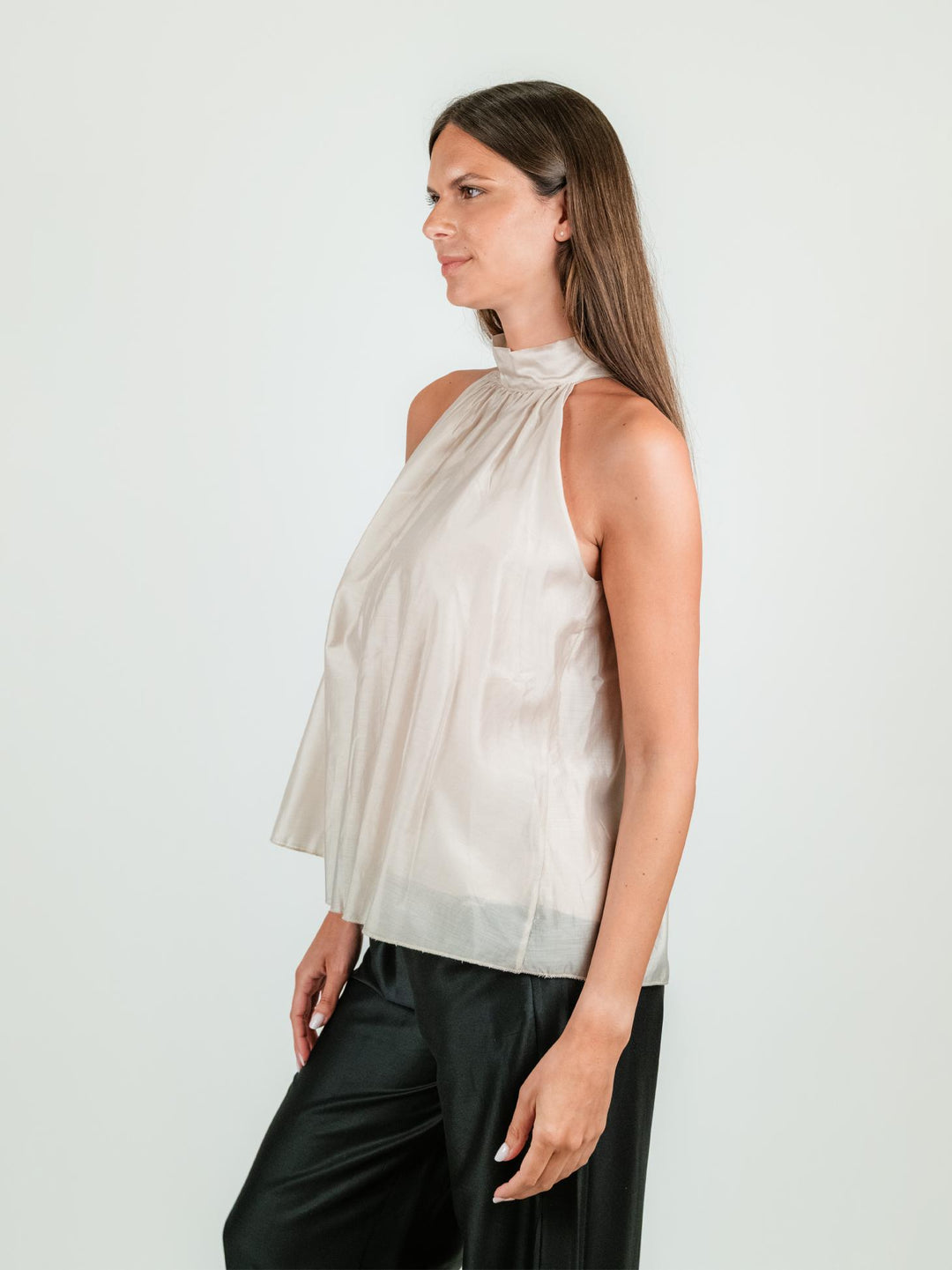 TOP CON SCOLLO HALTER BEIGE