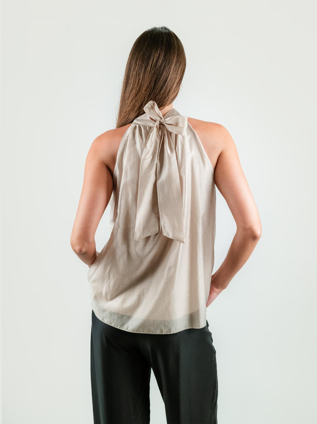 TOP CON SCOLLO HALTER BEIGE