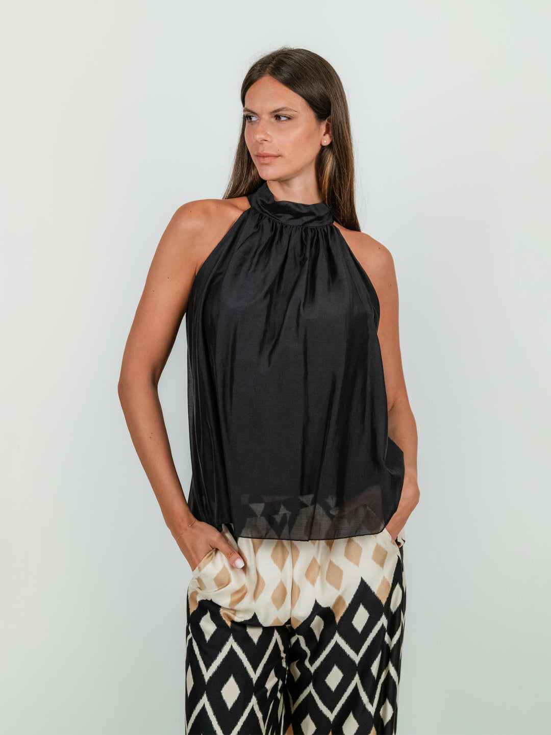 TOP CON SCOLLO HALTER NERO