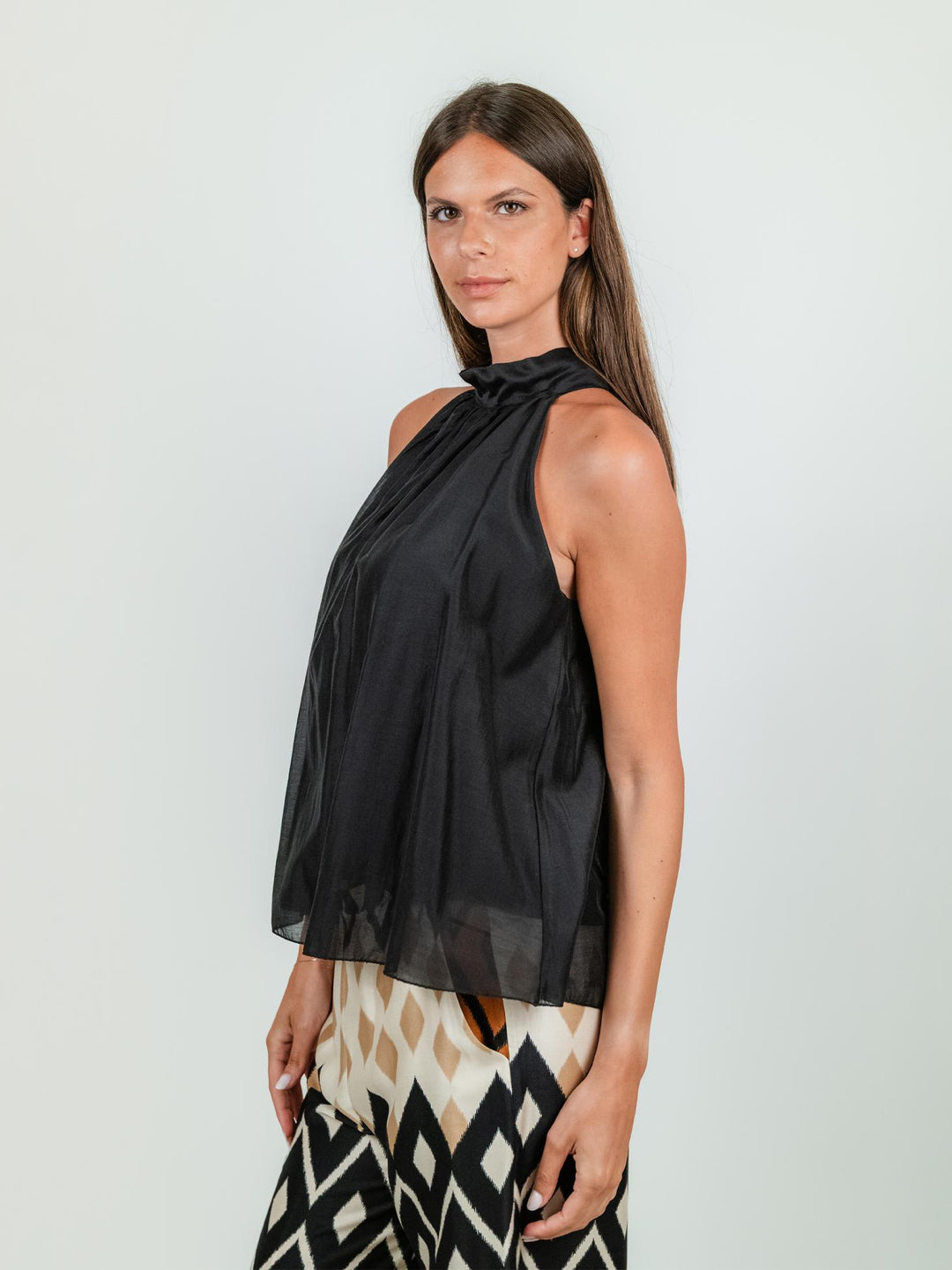 TOP CON SCOLLO HALTER NERO