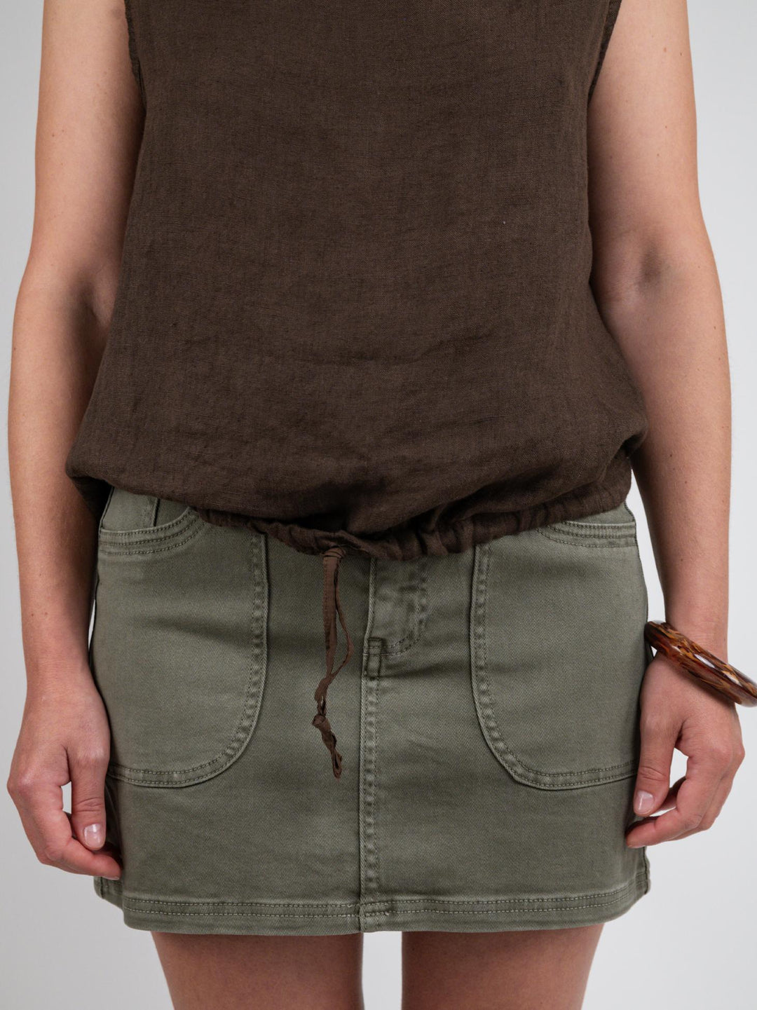 TOP SMANICATO IN LINO MARRONE