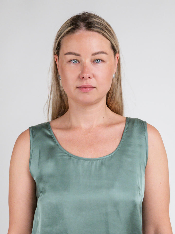 TOP SMANICATO IN RASO VERDE