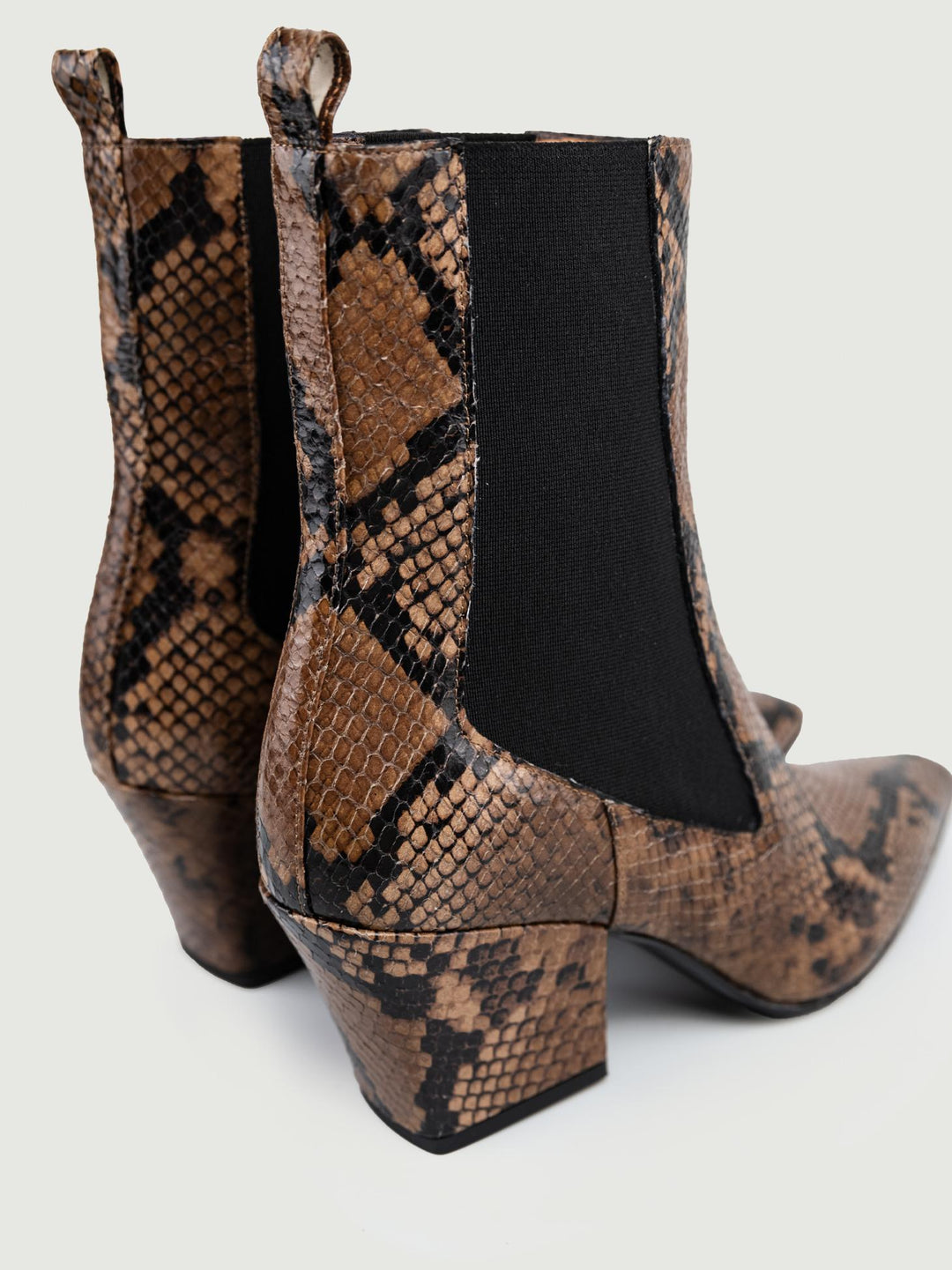 TRONCHETTO CON INSERTI ELASTICI E STAMPA PITONE MARRONE