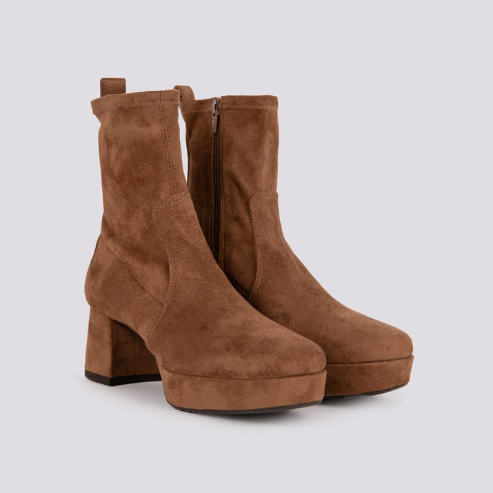 TRONCHETTO CON TACCO SPESSO E PLATEAU IN VELOUR MARRONE