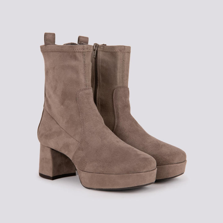 TRONCHETTO CON TACCO SPESSO E PLATEAU IN VELOUR TORTORA