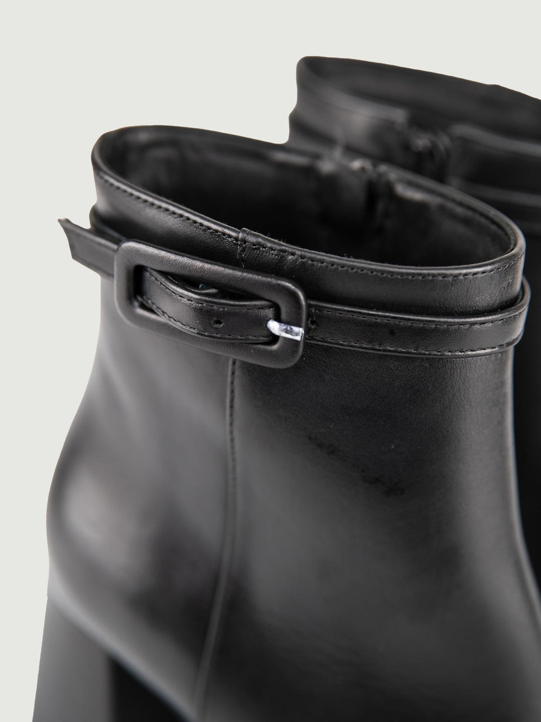 TRONCHETTO IN PELLE NERA