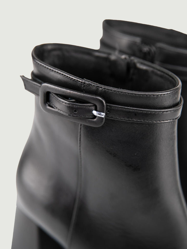 TRONCHETTO IN PELLE NERA