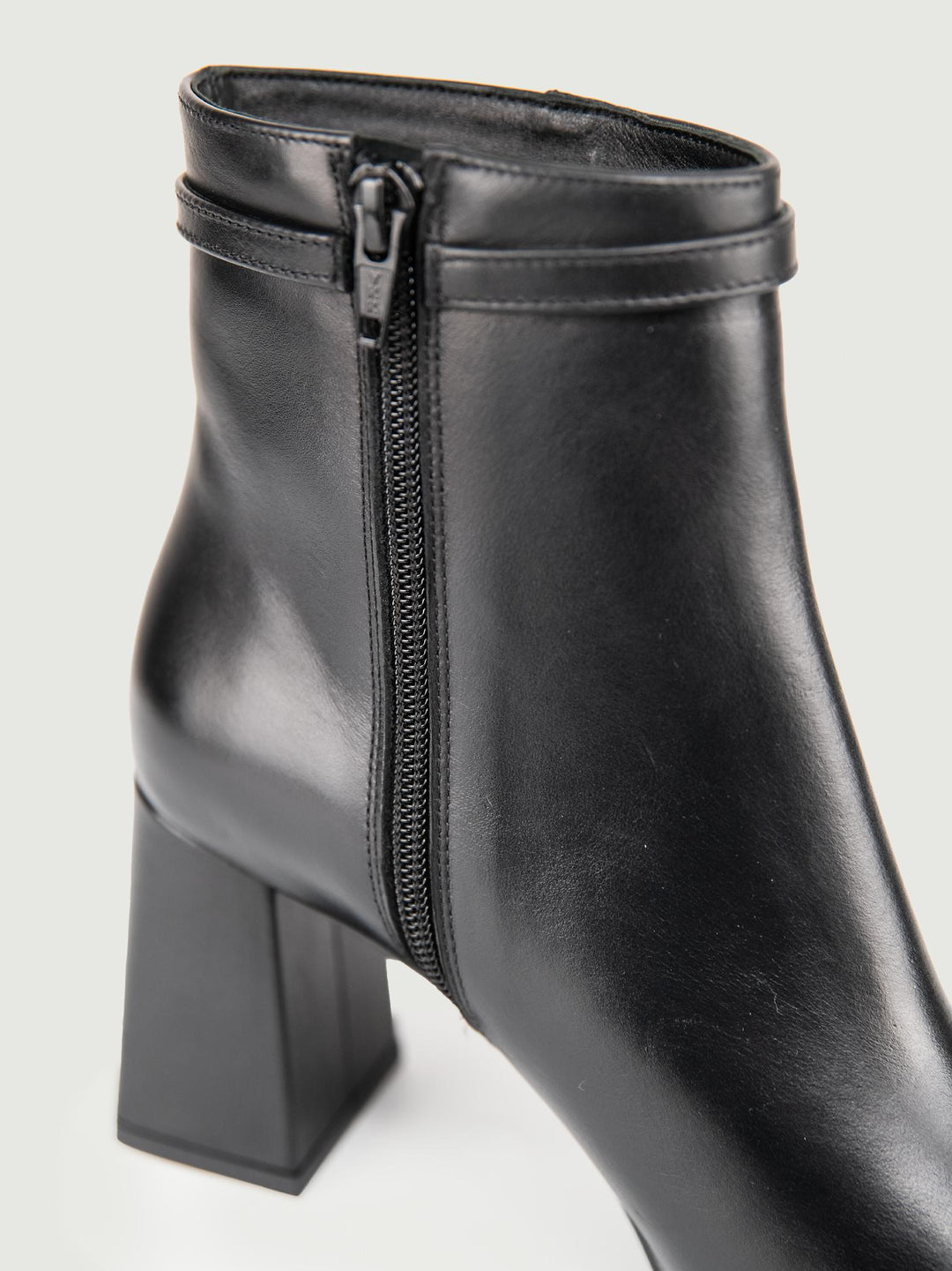 TRONCHETTO IN PELLE NERA