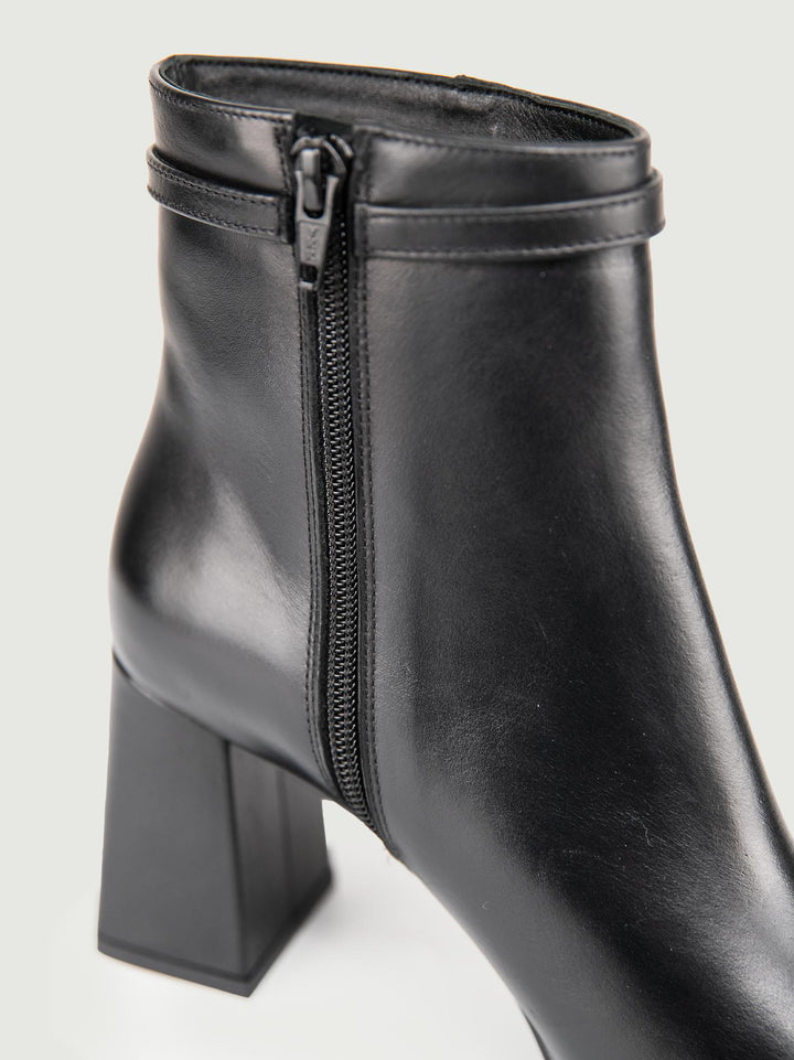 TRONCHETTO IN PELLE NERA