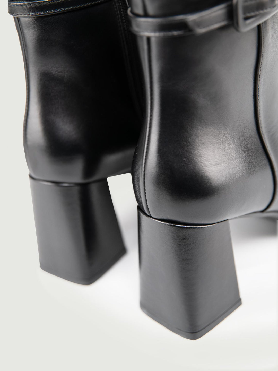 TRONCHETTO IN PELLE NERA