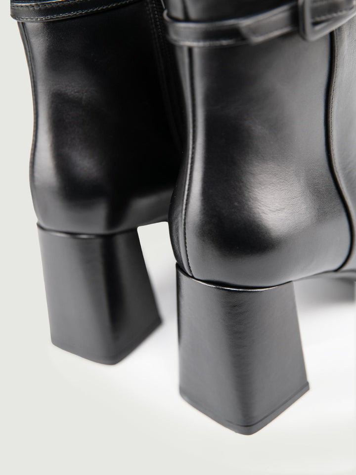 TRONCHETTO IN PELLE NERA